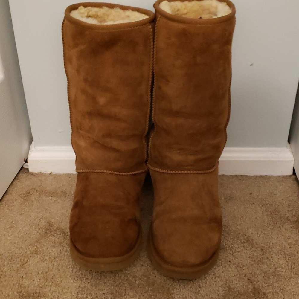 Ugg boots. Size 8. Good condition! Lots of life!